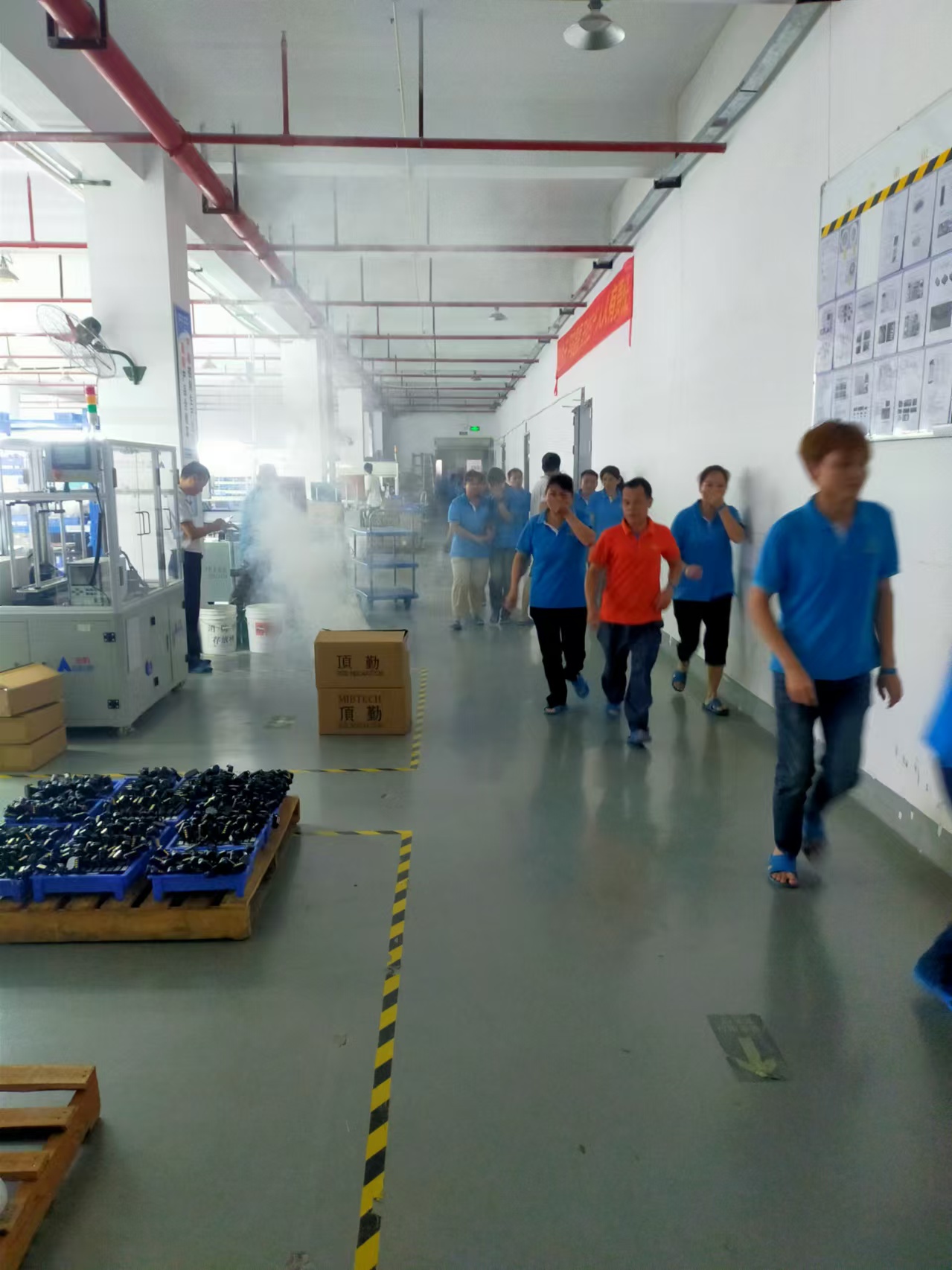 桂通電子科技有限公司2024秋季全員消防演習(xí)順利完桂通電子2024秋季全員消防演習(xí)培訓(xùn)雨10底展開知識，實操等安全方面全員培訓(xùn)，通過演練的方式提升員工對安全生產(chǎn)